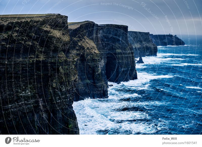 Cliffs of Moher Natur Landschaft Wasser Wolken Gewitterwolken schlechtes Wetter Unwetter Wind Wellen Küste Sorge Sehnsucht Einsamkeit Höhenangst Farbfoto