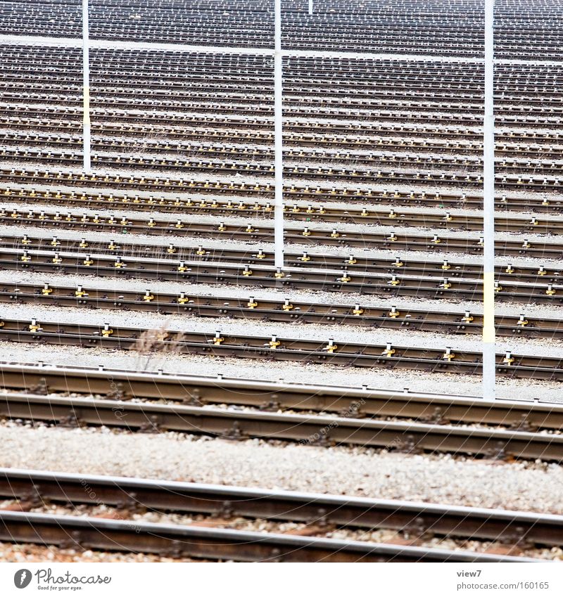 Bahnschienen Gleise Verkehr Eisenbahn Weiche Bahnhof Güterverkehr & Logistik ökologisch Stahl Rangierbahnhof Strommast Telefonmast Industriefotografie Muster