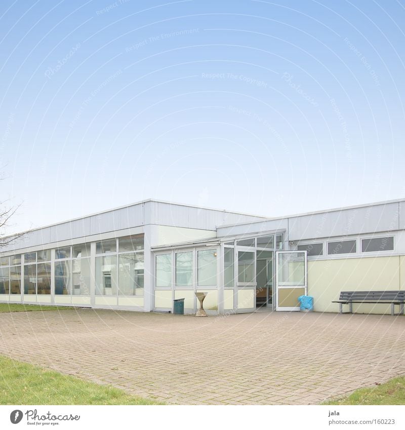 Pausenhof Speisesaal Kantine Mensa Rauchen Mittagessen Schule Unternehmen Firmengebäude Studium Gebäude Flachdach hell Fenster Platz blau Himmel Werkstatt