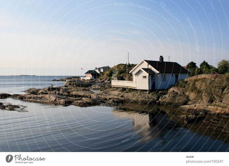 Das Haus am Meer Zufriedenheit Erholung ruhig Umwelt Natur Landschaft Urelemente Luft Himmel Wolkenloser Himmel Sommer Schönes Wetter Hügel Felsen Küste Fjord