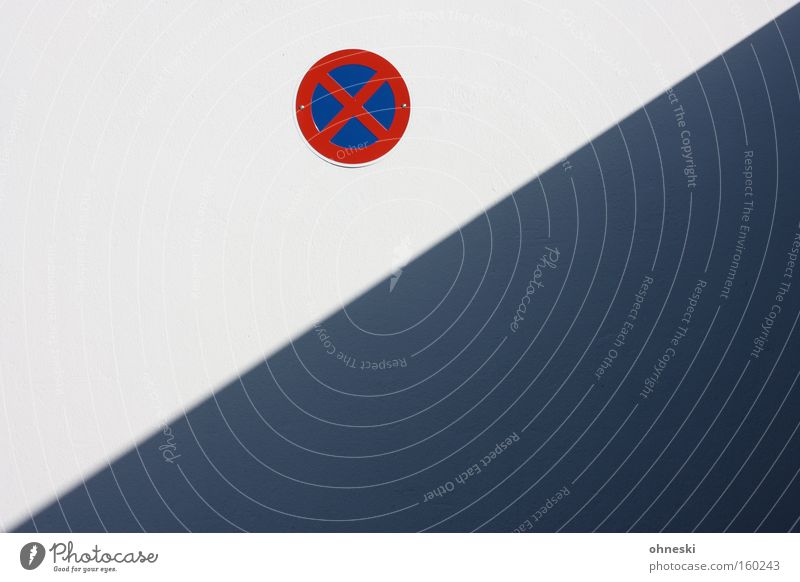Schattenparken erlaubt Schilder & Markierungen Verkehrsschild Straßennamenschild Parkverbot Halteverbot Licht Sonne diagonal graphisch minimalistisch Industrie