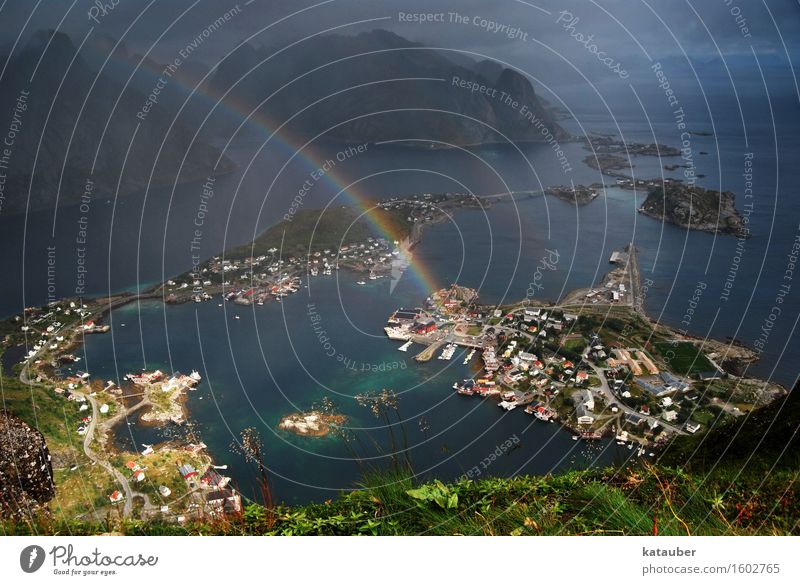 regenbogen über reine Natur Landschaft Wasser schlechtes Wetter Unwetter Berge u. Gebirge Küste Fjord Meer wandern dunkel Ferne wild Höhenangst Abenteuer