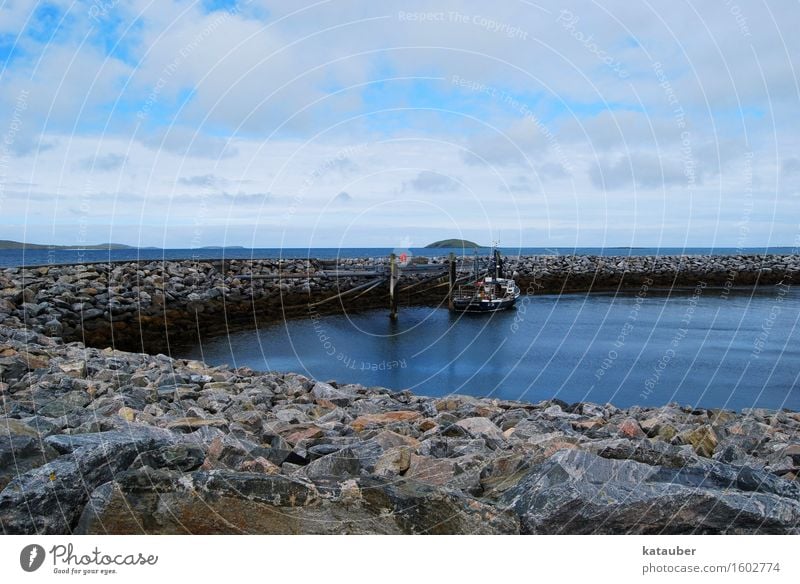 mole Schifffahrt Sicherheit Güterverkehr & Logistik Hafen Mole Fischer Wasserfahrzeug Schottland fähre Hebriden Sommer Blauer Himmel Meer Brise Farbfoto