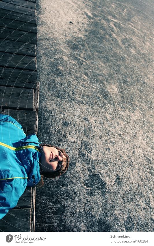 die Ruhe vor dem Sturm Steg Eis Wasser Frau Winter kalt ruhig Jacke Schnee liegen Kraft Natur See