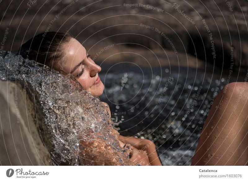 Remix: Wasser II Junge Frau im Wasser Jugendliche Haut Gesicht 18-30 Jahre Erwachsene Natur Sommer Schönes Wetter Wärme Bach Wasserfall Schwimmen & Baden