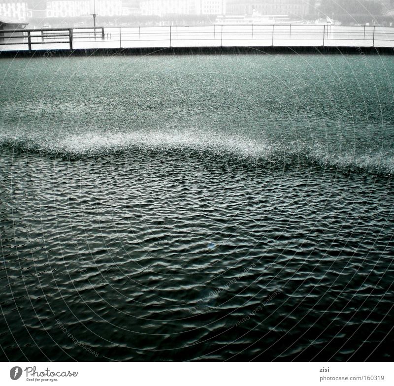 Regen wäscht Luzern rein Wasser Seeufer Menschenleer dunkel Vierwaldstätter See Farbfoto Gedeckte Farben Außenaufnahme Brücke Wasseroberfläche