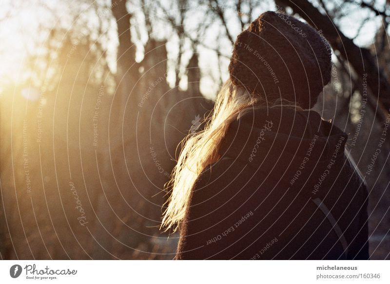 say goodbye to hello Sonne Haare & Frisuren schön Abschied Abend Sonnenuntergang schwarz Mütze analog blond Zufriedenheit Rückansicht