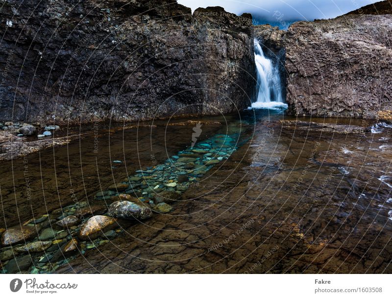 The Waterfall Umwelt Landschaft Urelemente Wasser Wolken schlechtes Wetter Felsen See Bach Fluss Wasserfall braun grün weiß Farbfoto Außenaufnahme Menschenleer