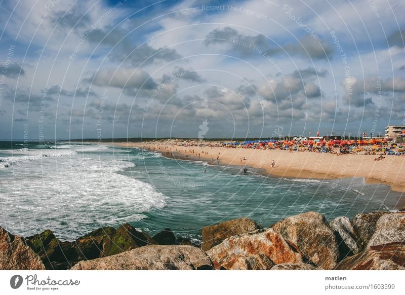 Strandleben Schwimmen & Baden Ferien & Urlaub & Reisen Tourismus Sommerurlaub Sonnenbad Meer Wellen Menschenmenge Himmel Wolken Horizont Schönes Wetter Felsen