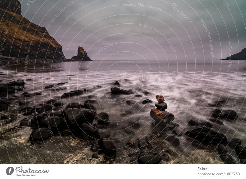 Talisker Bay Umwelt Landschaft Erde Sand Himmel Wolken schlechtes Wetter Wind Felsen Wellen Küste Strand Bucht Fjord Nordsee Meer Schottland Isle of Skye ruhig