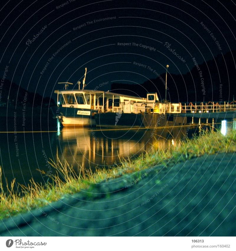 Fotonummer 115073 Wasser Gras Küste Fluss Hafen Fähre Wasserfahrzeug Anker fahren liegen dunkel Perspektive Elbe Dresden Sachsen Gewässer Elektrizität