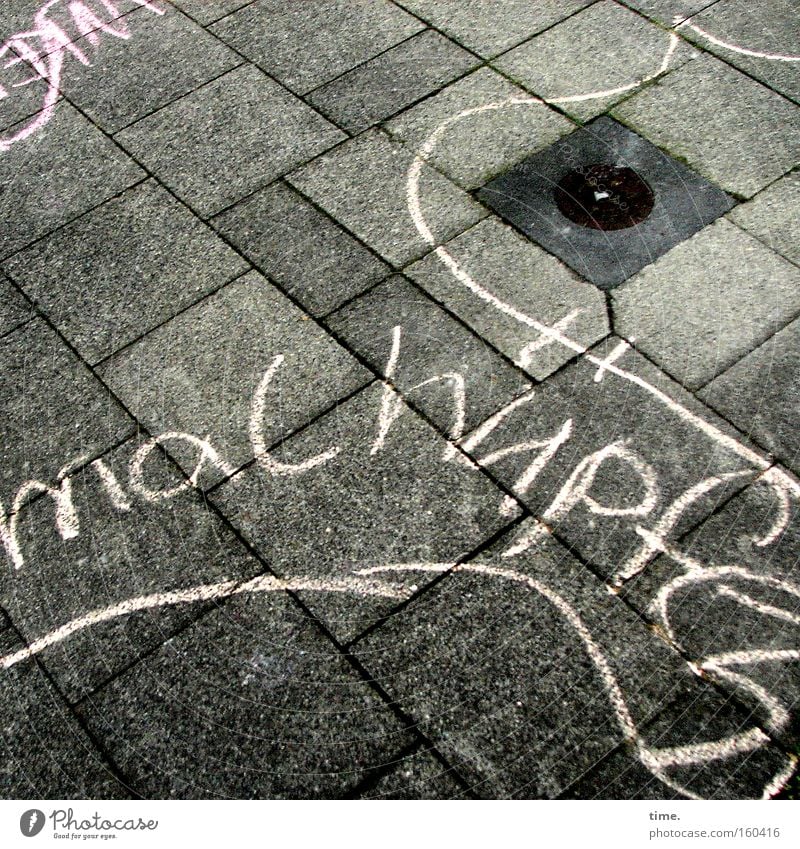 Und jetzt ... alle! Spielen Kindheit Gemälde Spielplatz Verkehrswege Straße Wege & Pfade Bürgersteig Kreidezeichnung Gully Bodenplatten Beton Linie streichen