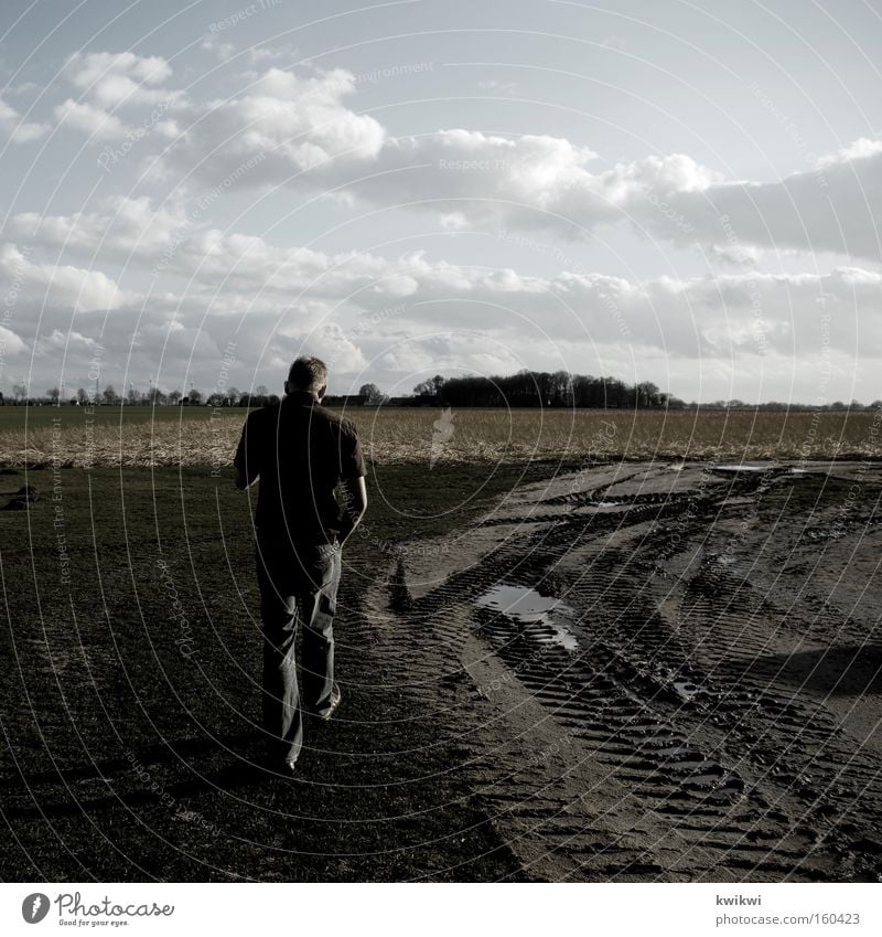 landluft Ferne Mann Erwachsene Feld Wege & Pfade dreckig Grundbesitz Schlamm Boden Landwirt Bauernhof Spaziergang Gedeckte Farben Außenaufnahme