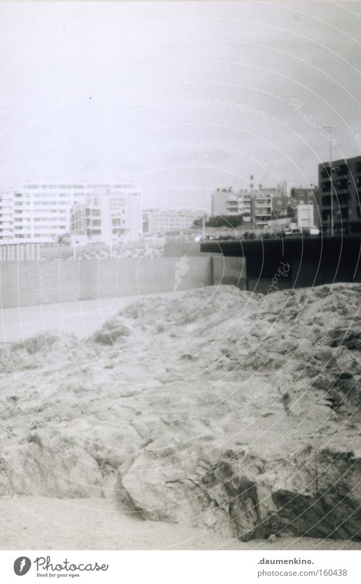 rollin stones Beton Stein Strand Sand Haus Gebäude Häusliches Leben Strukturen & Formen Ecke Inhalt Mineralien Schwarzweißfoto Natur kluften Öffnung Architektur