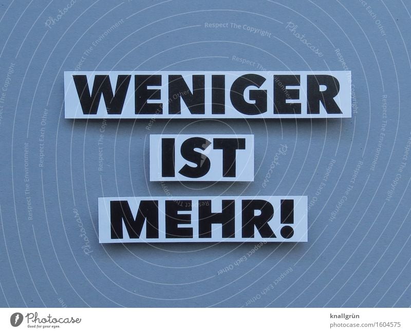 WENIGER IST MEHR! Schriftzeichen Schilder & Markierungen Kommunizieren eckig grau schwarz weiß Gefühle Stimmung Zufriedenheit Akzeptanz Gelassenheit Weisheit