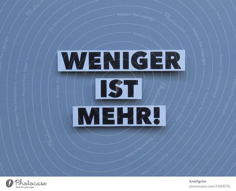 WENIGER IST MEHR! Schriftzeichen Schilder & Markierungen Kommunizieren eckig grau schwarz weiß Gefühle Stimmung Zufriedenheit Lebensfreude Akzeptanz Vorsicht