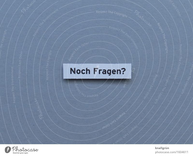 Noch Fragen? Schriftzeichen Schilder & Markierungen Kommunizieren eckig grau schwarz weiß Gefühle Neugier Interesse Wissen Farbfoto Menschenleer