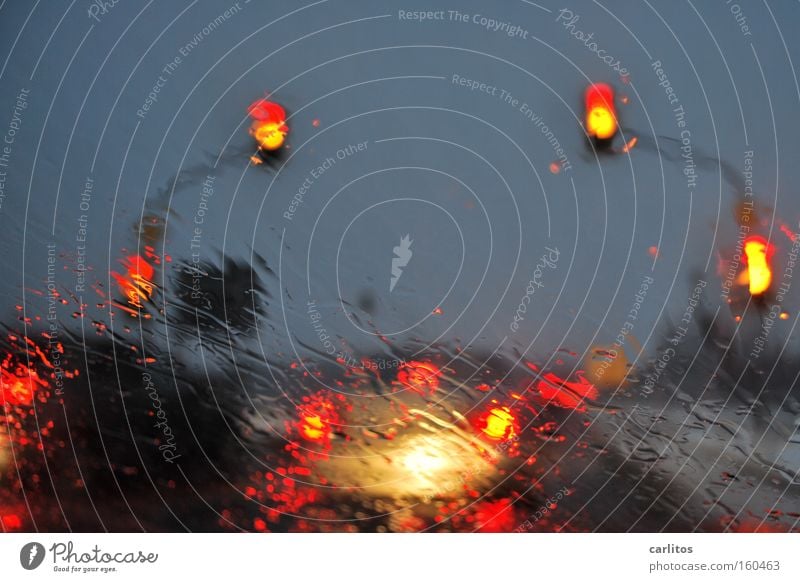 Die weiteren Aussichten: Wetter Wetterdienst Klima Jahreszeiten schlechtes Wetter Berufsverkehr KFZ Verkehrsstau Ampel rot warten genervt Regen PKW