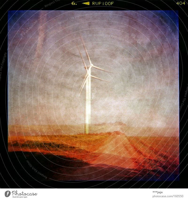 lux I. Holga analog Windkraftanlage mehrfarbig Feld Elektrizität Energie Lampe Beleuchtung 2 Farbe Wege & Pfade Landschaft alternativ Lomografie papierstruktur