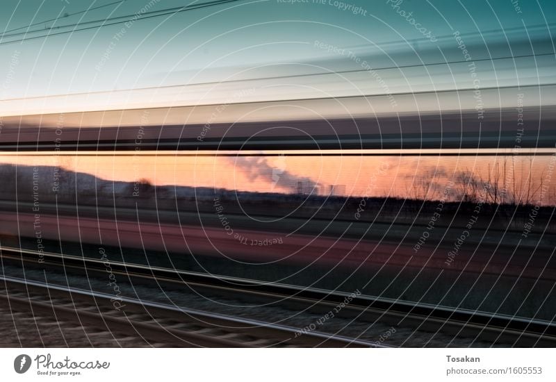 Fast train in the evening Eisenbahn Bahnfahren Schienenverkehr Personenzug Geschwindigkeit schön Farbfoto Außenaufnahme Dämmerung Bewegungsunschärfe Weitwinkel