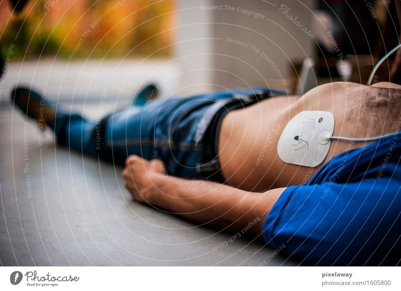 Bewusstloser Mann mit Defibrillator-Pad Gesundheit Gesundheitswesen Behandlung Mensch 1 Wiederbelebung Widerbelebung aed kardiopulmonale Reanimation Herzmassage