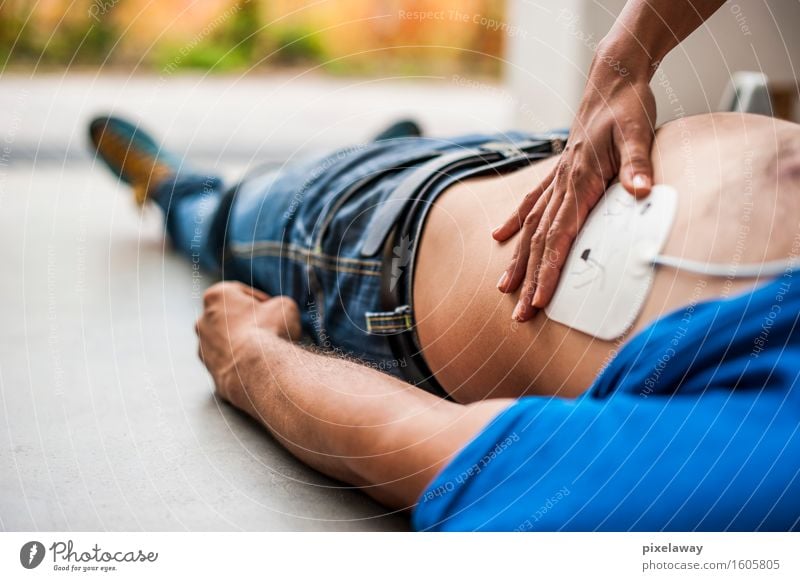 Defibrillator-Pad Gesundheit Gesundheitswesen Behandlung Mensch 2 "Wiederbelebung". Widerbelebung aed kardiopulmonale Reanimation Herzmassage Defibrillation