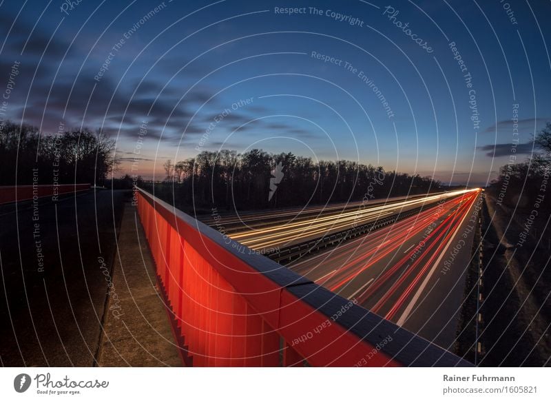 Der Berliner Ring in der späten Abenddämmerung Tourismus Brücke Verkehr Verkehrswege Straßenverkehr Autofahren Autobahn Ferien & Urlaub & Reisen Blick blau rot