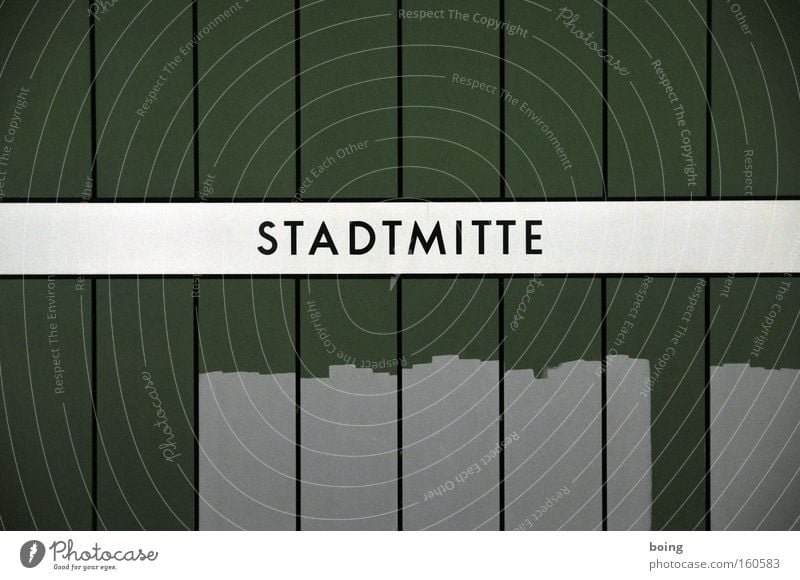 Umsatzeinbruch im dritten Quartal Mitte Stadt Graffiti Station Balken Diagramm Niveau Buchstaben Schriftzeichen Wandmalereien Sportveranstaltung Konkurrenz