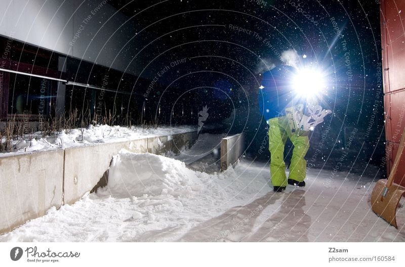 Let's Do it Snowboard Winter Licht Nacht Aktion gehen Mensch Schnee Gegenlicht Lichtschein tragen Snowboarder Schneefall Abend heimwärts 1 Außenaufnahme