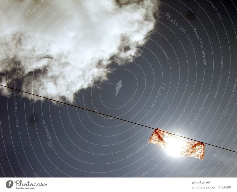 10.000V + viel Dreck auf der Linse Himmel Sonne Wolken rot fahne flagge Stoff Wind Draht Drahtseil sonnenlicht sonnenschein blendet blenden