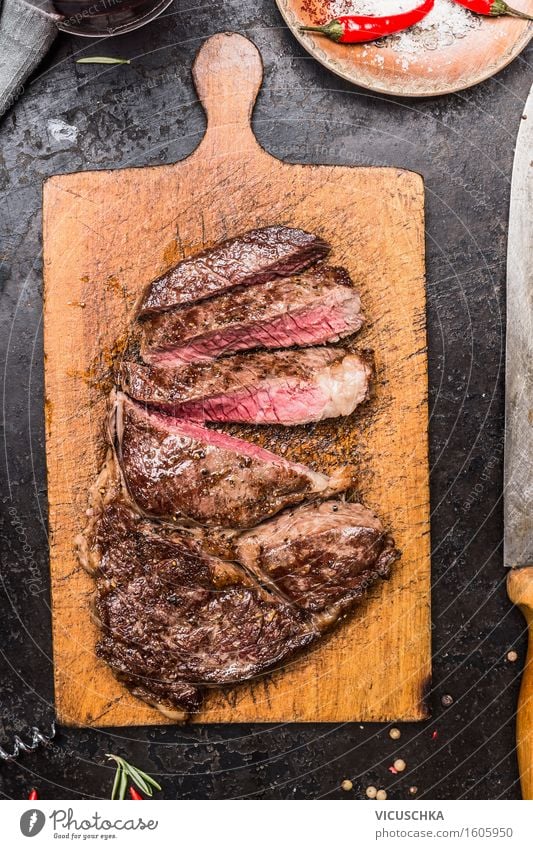 Grill Steak auf alter Schneidebrett Lebensmittel Fleisch Ernährung Festessen Picknick Bioprodukte Teller Messer Stil Tisch Design Grillen rustikal geschnitten