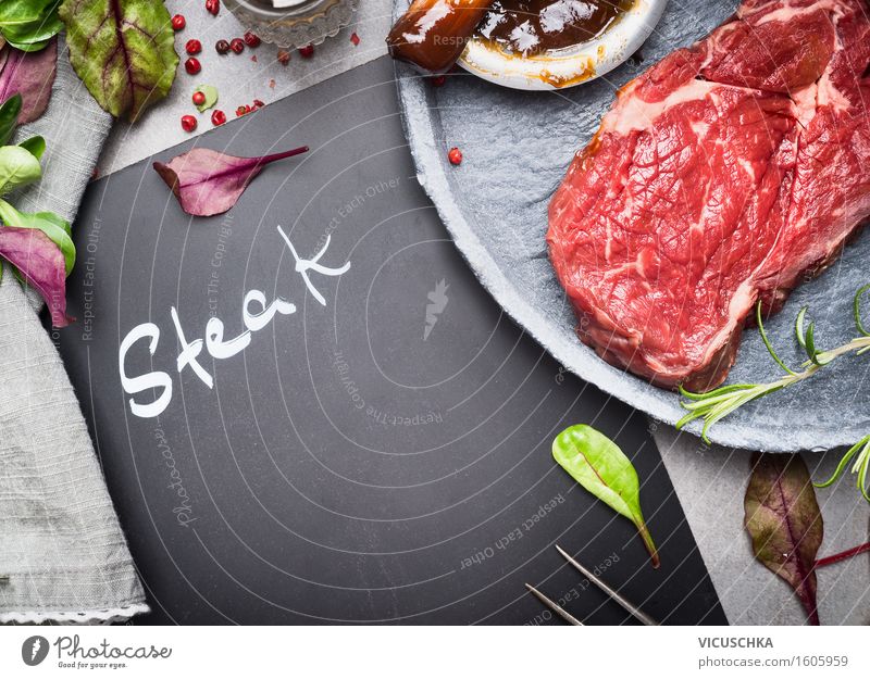 Rohes Rindfleisch Steak und Zutaten für Grillen Lebensmittel Fleisch Salat Salatbeilage Mittagessen Abendessen Festessen Picknick Bioprodukte Teller