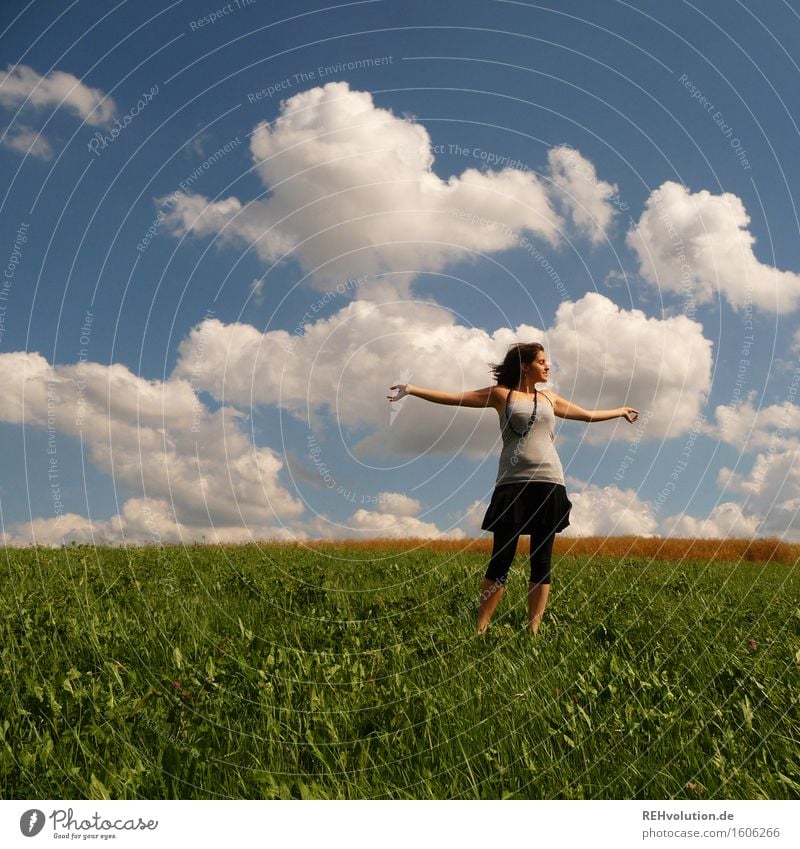 christina Mensch feminin Junge Frau Jugendliche 1 18-30 Jahre Erwachsene Umwelt Natur Landschaft Himmel Wolken Horizont Sommer Wiese genießen stehen frei schön