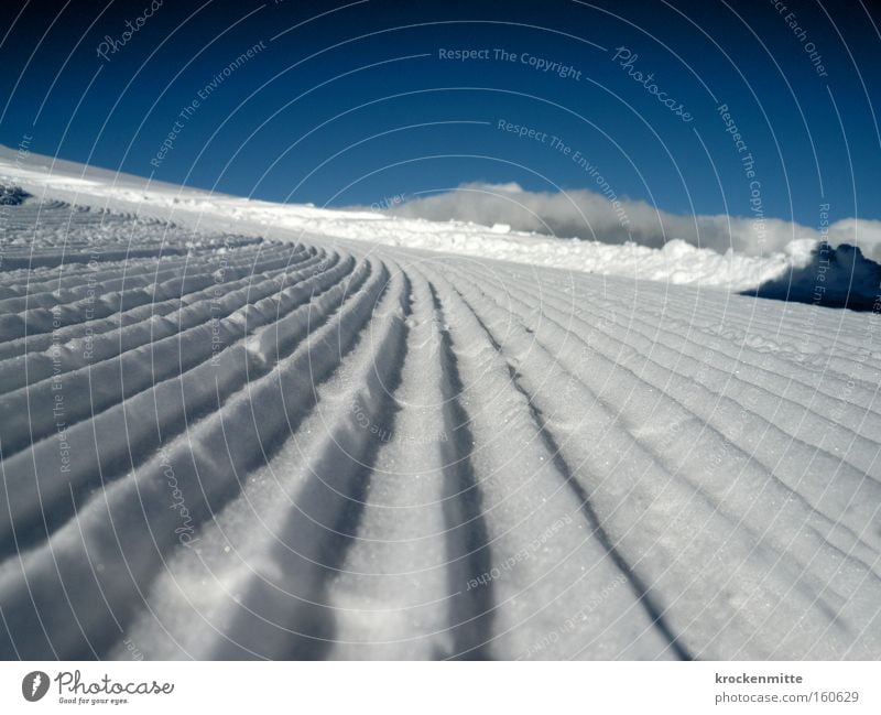 frisch gespurt Spuren Schnee Winter weiß Furche Skigebiet Skikurs Skispur Skipiste Piste frei Aussicht Wintersport Winterurlaub glänzend Schönes Wetter kalt