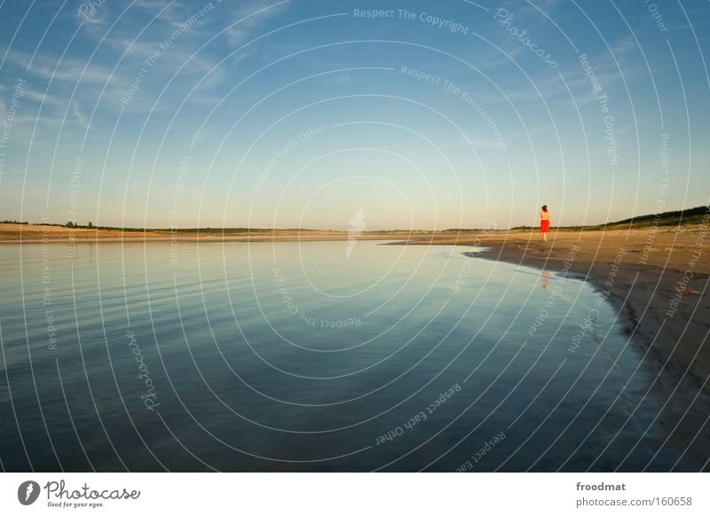 red dot award harmonisch ruhig Sommer Strand Frau Erwachsene Landschaft Sand Wasser Himmel See schön trist rot Zufriedenheit Lebensfreude Romantik Gelassenheit