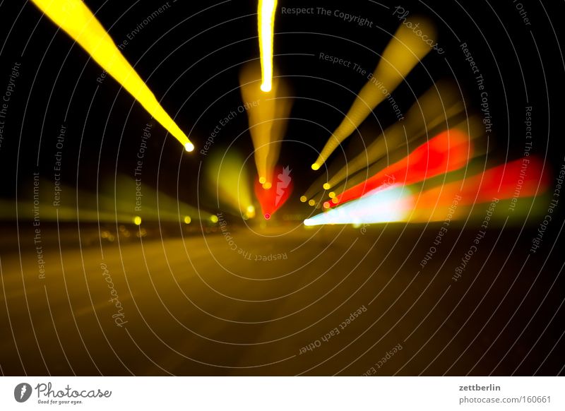 Warp again Licht Zoomeffekt Geschwindigkeit Zentralperspektive Straße Verkehr Reaktionen u. Effekte Nacht Langzeitbelichtung Sportveranstaltung Konkurrenz