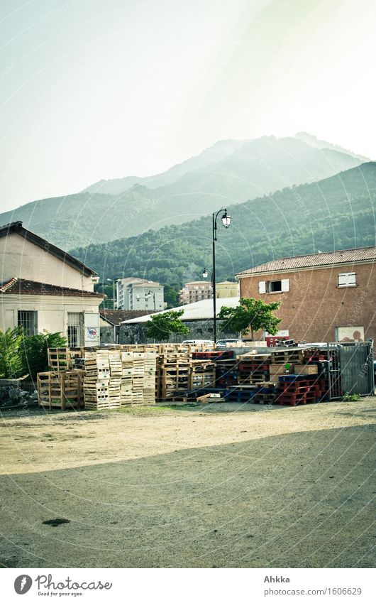 Dunstwege IV exotisch Umwelt Landschaft Nebel Berge u. Gebirge Kleinstadt Stadtrand Menschenleer Haus Industrieanlage Platz Hinterhof Kiste Stapel Stimmung