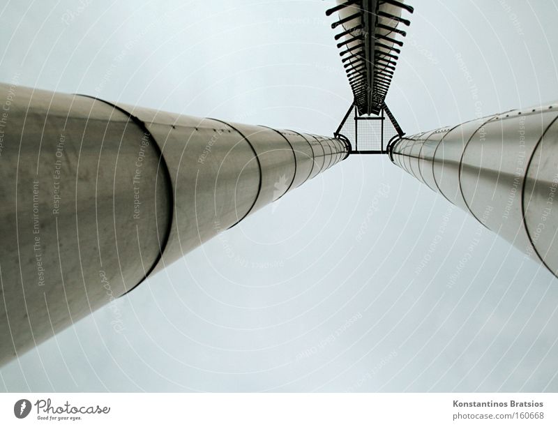 TRIPOD Farbfoto Gedeckte Farben Außenaufnahme Menschenleer Tag Industrie Energiewirtschaft Himmel Schornstein Metall Edelstahl Eisenrohr Abgas dreibeinig Stativ