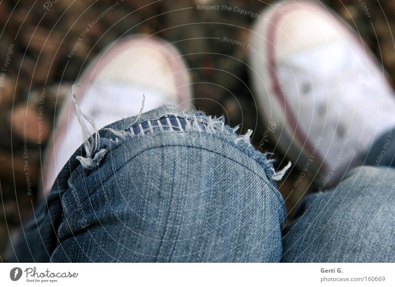 used Knie Stoff Jeansstoff Schuhe Chucks Erholung kaputt verfallen Mensch Jugendliche Langeweile Beine zerfleddert