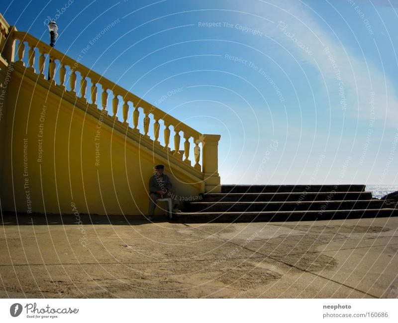 Siesta Portugal Sommer Schatten Freiheit ruhig Stein Himmel Meer Treppe Mann Glück Ruhestand Altersversorgung Strand Senior Frieden