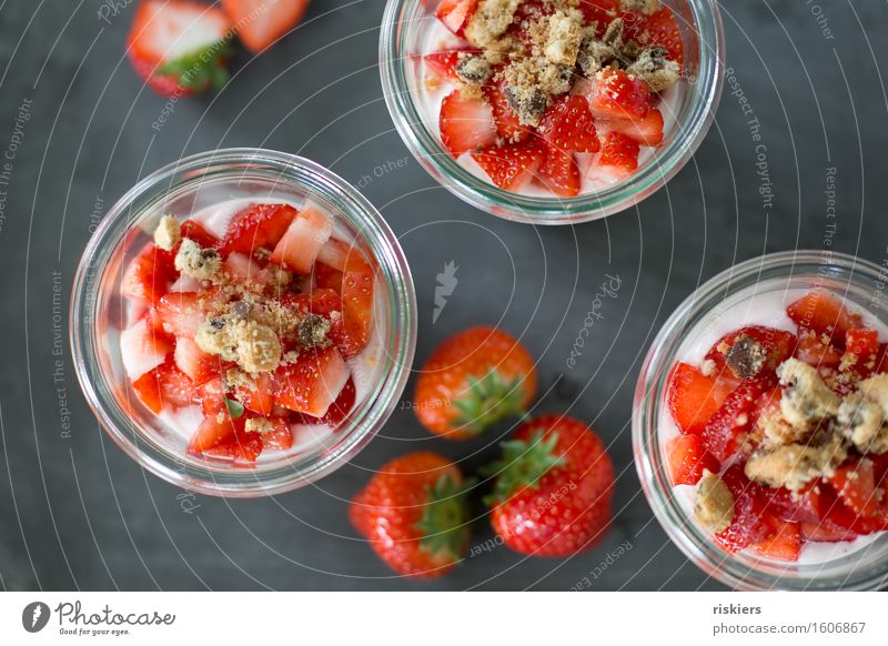 strawberry cheesecake Frucht Kuchen Dessert Erdbeeren Ernährung schön lecker süß rot Glas Farbfoto Gedeckte Farben mehrfarbig Innenaufnahme Menschenleer Tag