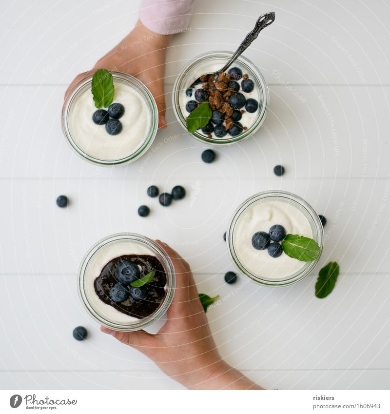 meins Frucht Kuchen Dessert Süßwaren Ernährung Kaffeetrinken festhalten Fröhlichkeit frisch Gesundheit lecker natürlich süß Blaubeeren Glas Farbfoto