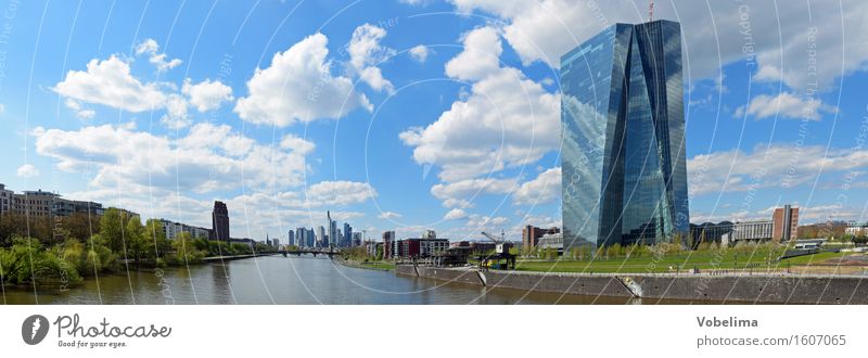 Frankfurt- Panorama Stadt Skyline Haus Hochhaus Bankgebäude Architektur Sehenswürdigkeit Wahrzeichen Wasser blau braun grün weiß Politik & Staat Farbfoto