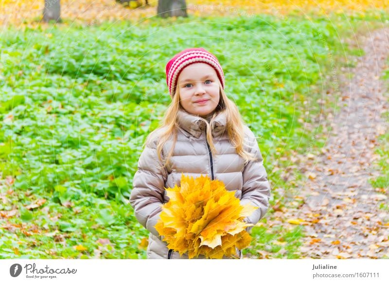 Foto von Mädchen mit Blumenstrauß von den Blättern Kräuter & Gewürze Kind Schulkind Frau Erwachsene Kindheit 1 Mensch 3-8 Jahre 8-13 Jahre Pflanze Herbst Blatt