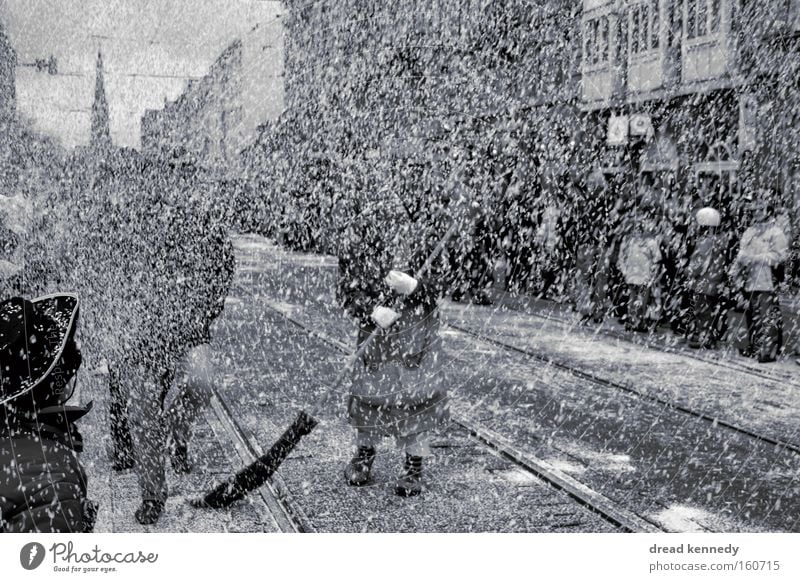 Konfetti In Weiss Schwarzweißfoto Außenaufnahme Tag Zentralperspektive Feste & Feiern Karneval Publikum Kindergruppe Menschenmenge Veranstaltung Stadtzentrum