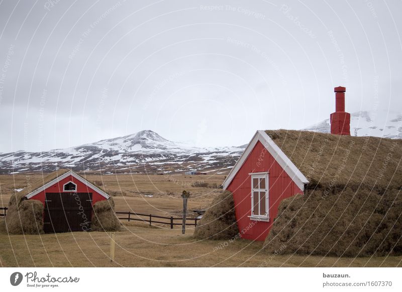 rotes haus. Ferien & Urlaub & Reisen Tourismus Ausflug Abenteuer Ferne Winter Schnee Haus Garten Umwelt Natur Landschaft Wolken Eis Frost Gras Berge u. Gebirge