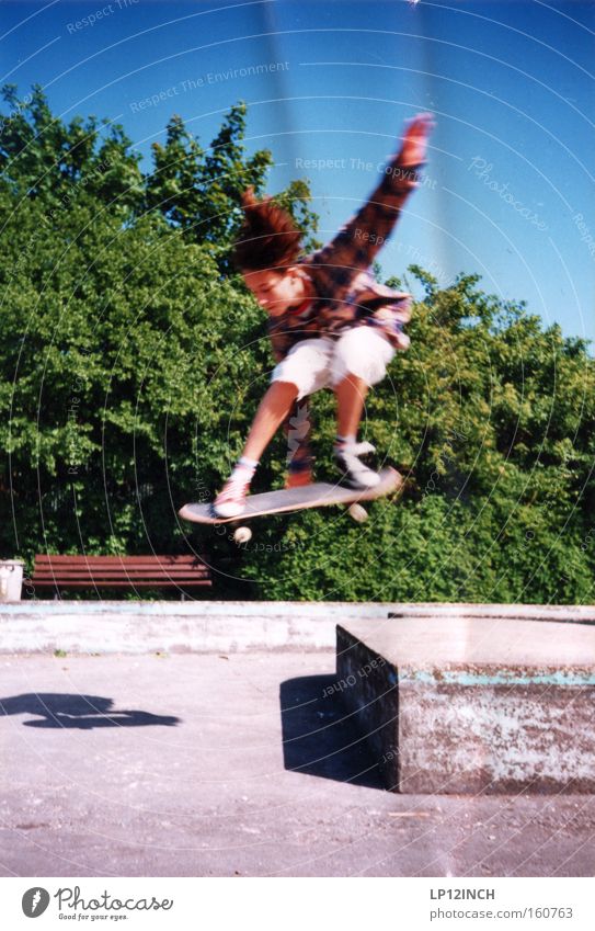 Flensburg 1993 Stil Freude Freizeit & Hobby Sommer Schwimmbad Junge Arme Mensch 8-13 Jahre Kind Kindheit Jugendkultur Sport springen kaputt blau grau grün Leben