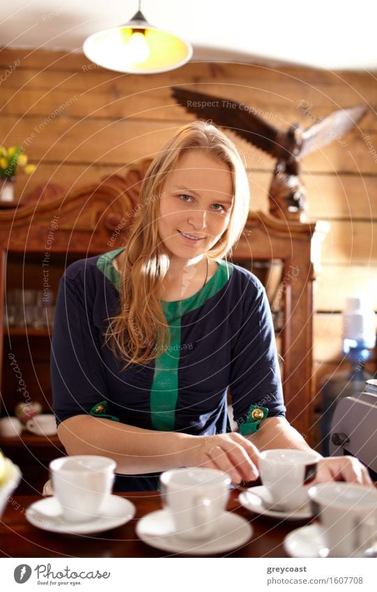 Junge schöne Frau macht Kaffee im Landhaus. Frühstück Mittagessen Getränk Heißgetränk Tee Ferien & Urlaub & Reisen Ausflug Haus Stuhl Tisch Küche Mädchen