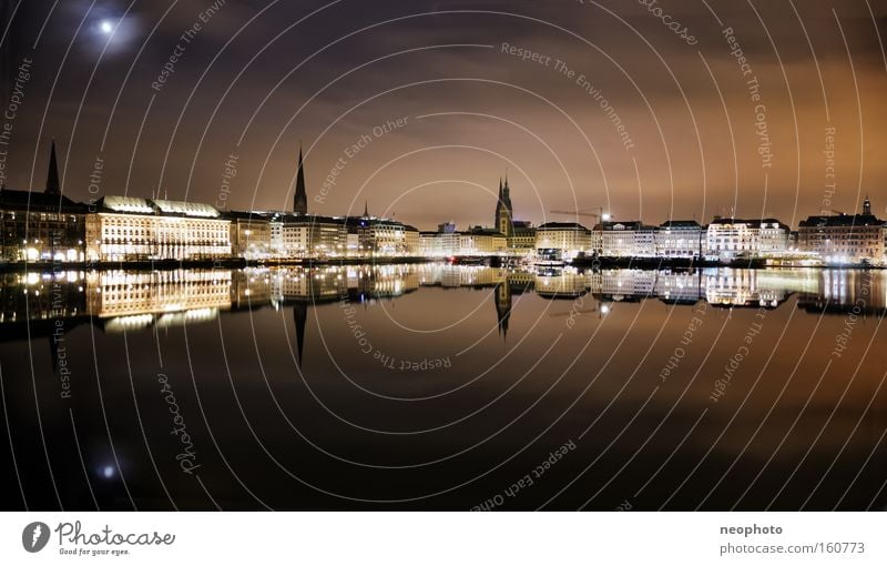 Binnenalster bei Nacht Alster Gewässer Stadtzentrum Hamburg schön ruhig Mond Licht Außenaufnahme Langzeitbelichtung Dynamik Wahrzeichen Denkmal