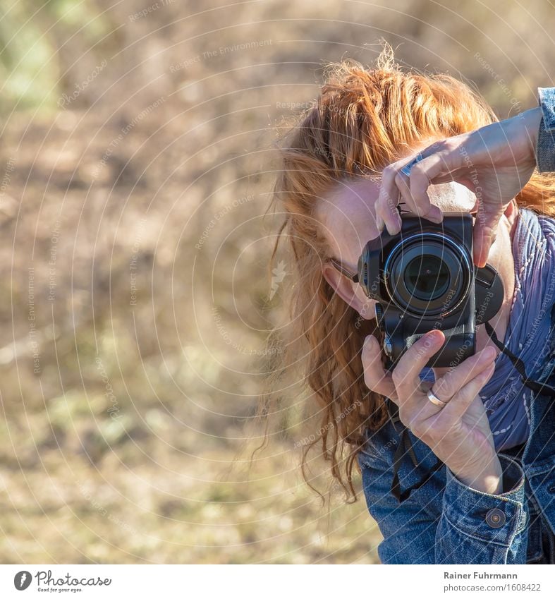 eine Frau fotografiert mit einer Digitalkamera Fotografieren Beruf Werbebranche feminin Erwachsene 1 Mensch Jagd Kultur Kunst Ferien & Urlaub & Reisen Paparazzi